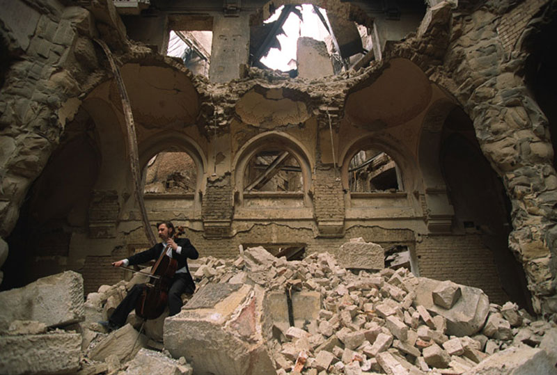 cellist-of-sarajevo-vedran-smailovic-playing-in-partially-destroyed-national-library-1992