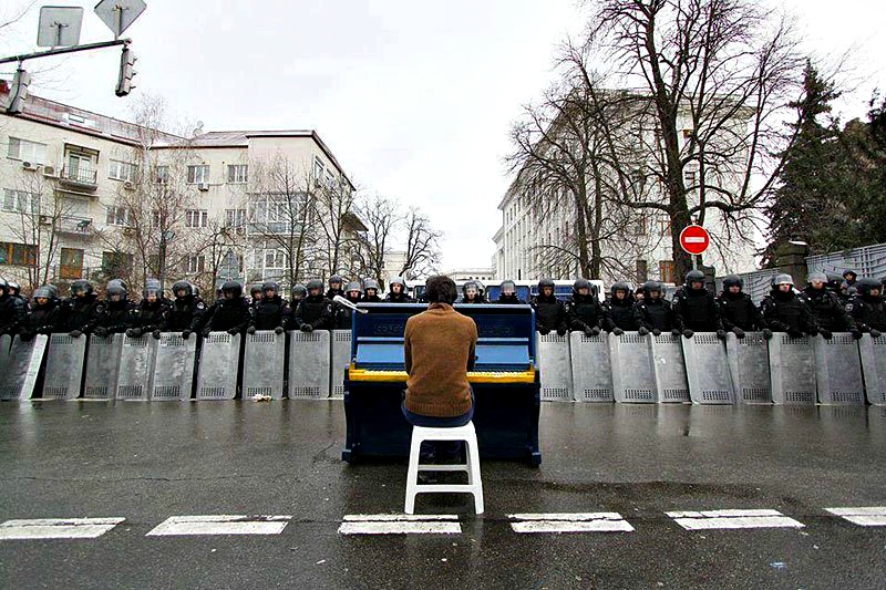 piano-player-in-kiev-protests-december-2013